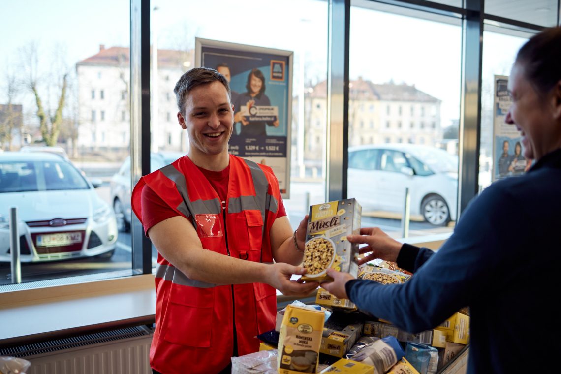HOFERjevi kupci zbrali 16 ton izdelkov za Slovensko karitas
