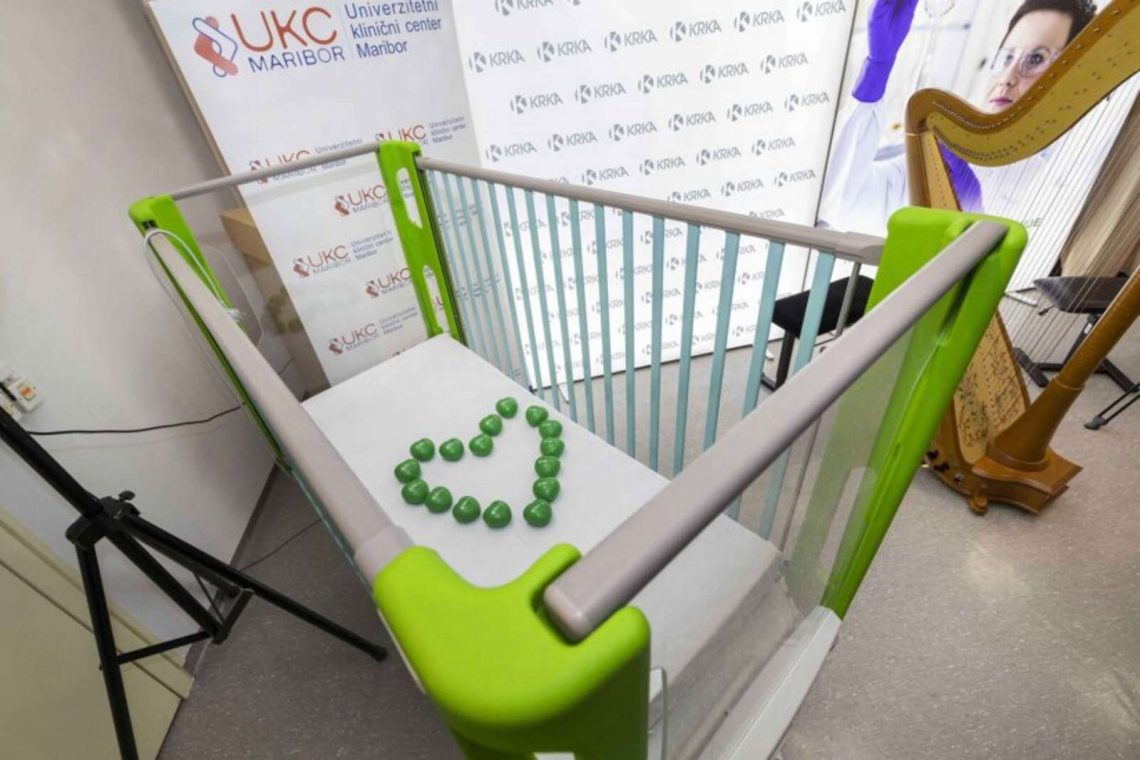 Mariborska klinika za pediatrijo prejela 28 sodobnih pediatričnih posteljic