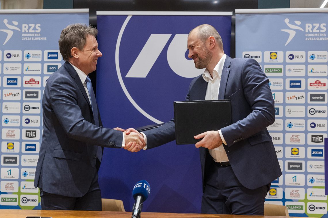 Predsednik Rokometne zveze Slovenije Bor Rozman in predsednik uprave NLB Blaž Brodnjak.