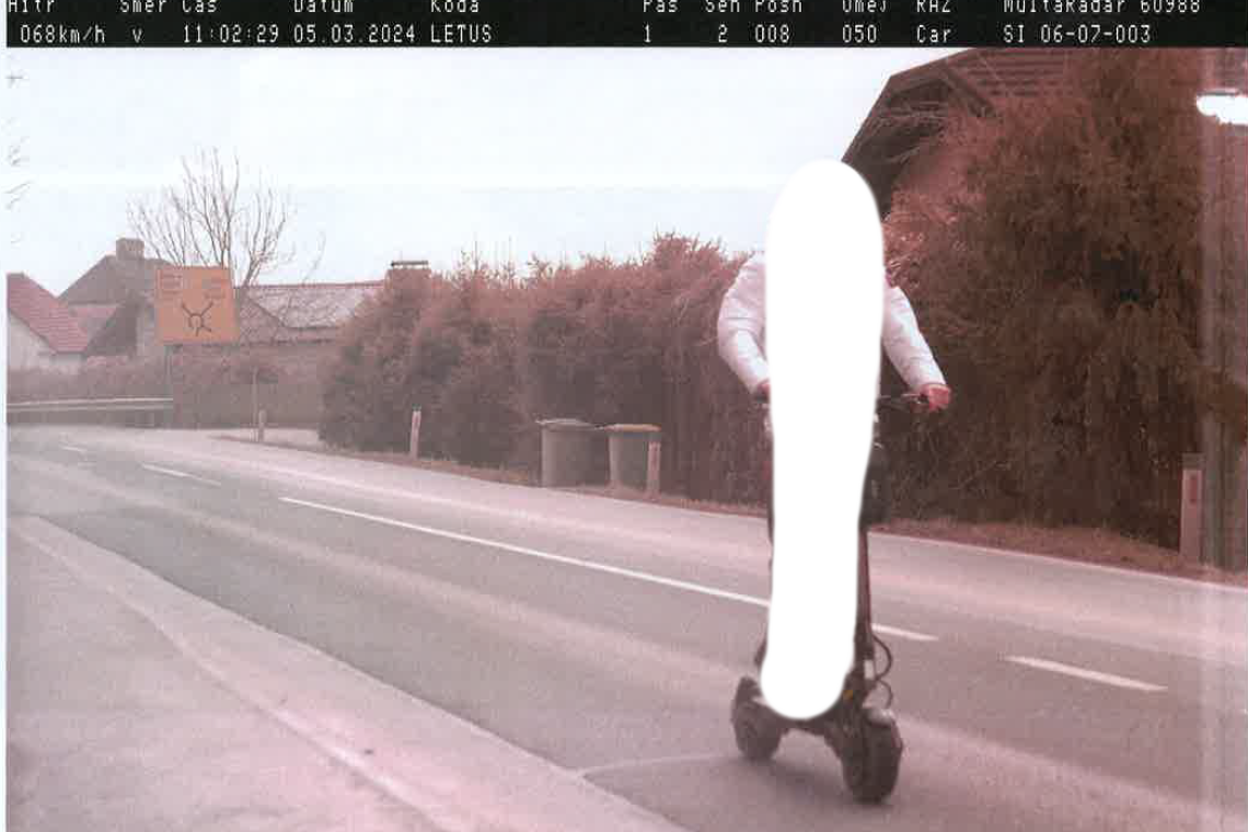 Voznik skiroja vozil 68 km/h