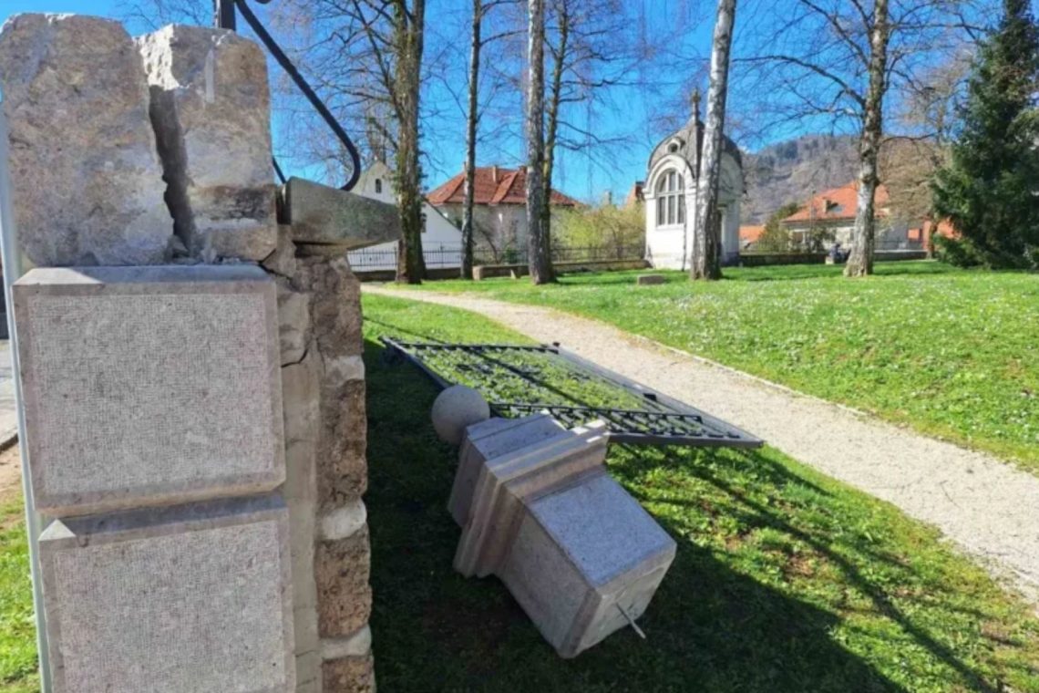 V sobotnem neurju strela poškodovala Prešernov gaj