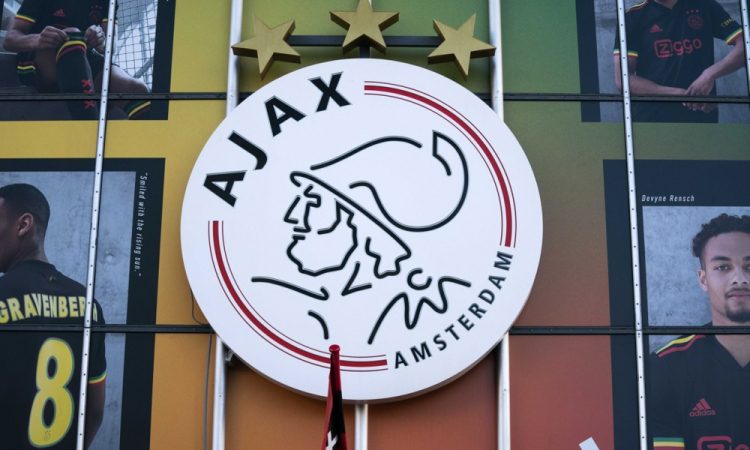 Ajaxov direktor suspendiran zaradi nakupa delnic kluba