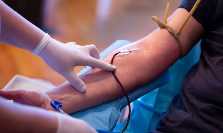 Začenja se študentska krvodajalska akcija Častim pol litra