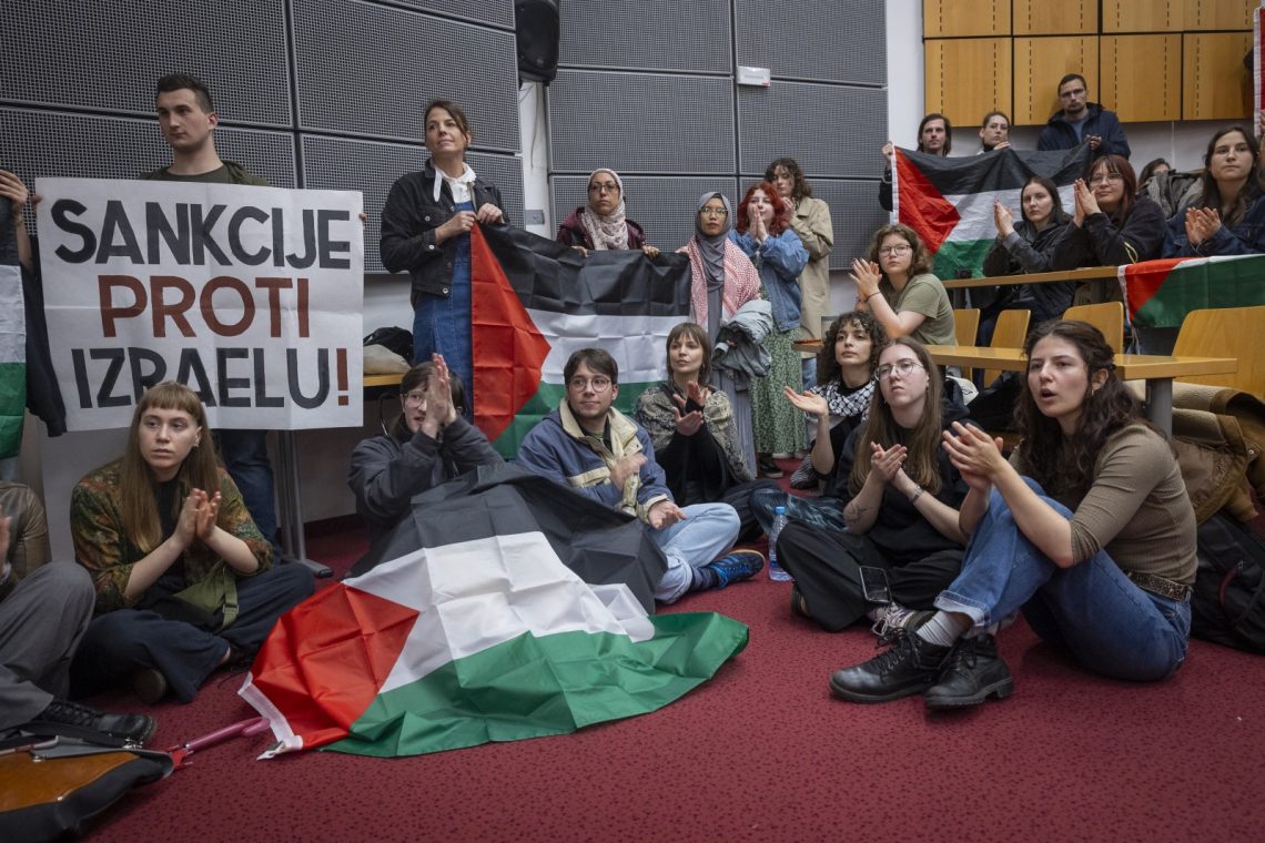 Študentje v okviru propalestinskega protesta zasedli fakulteto za družbene vede