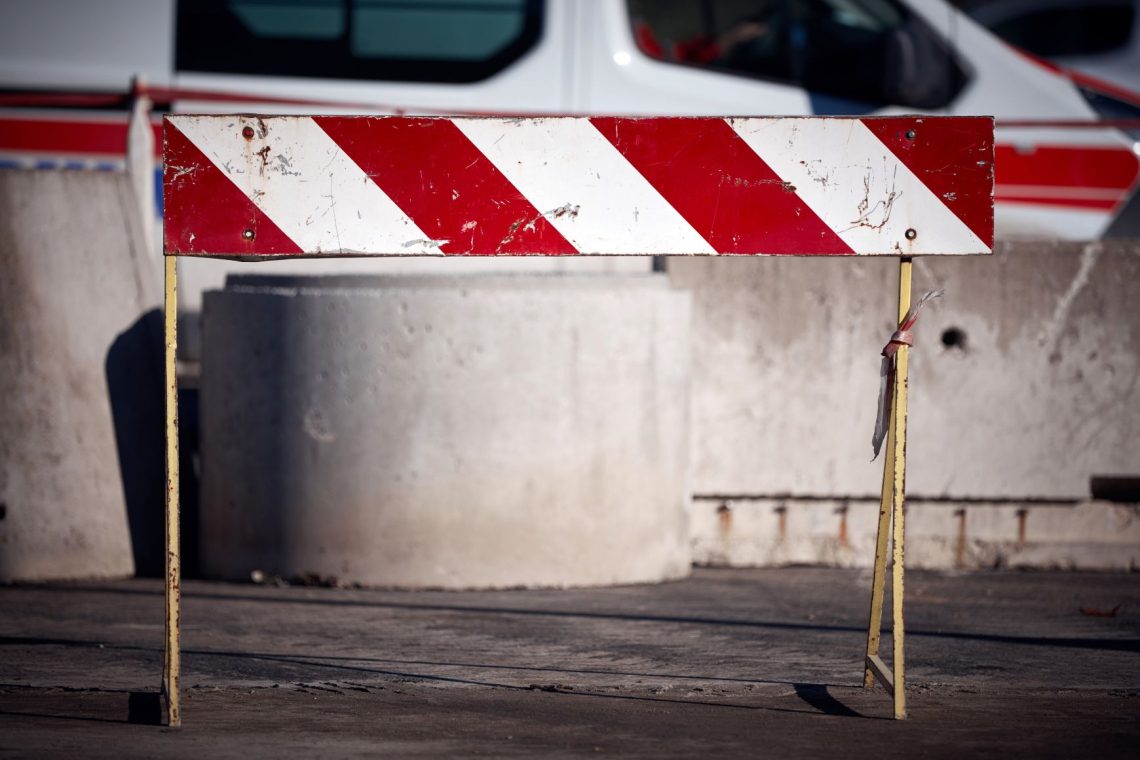 Začela se je popolna zapora ceste do Poslovne cone Hrastje