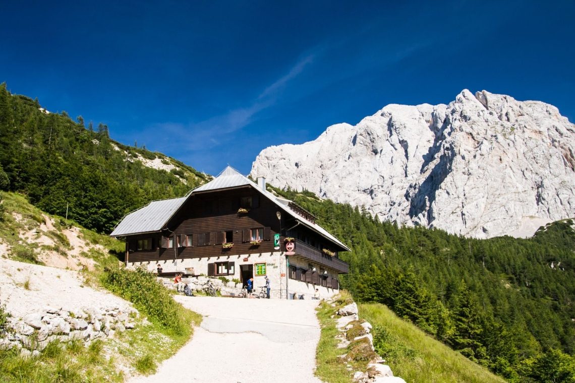 Člani Planinskega društva Jesenice zavrnili prodajo Tičarjevega doma na Vršiču