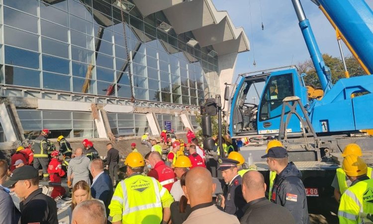 V zrušenju strehe na železniški postaji v Novem Sadu najmanj osem mrtvih