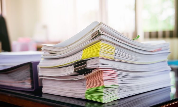 Kriminalisti zaradi suma korupcije preiskujejo uslužbenko Upravne enote Vrhnika