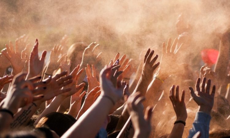 Pred srbskim veleposlaništvom v Ljubljani manjši protest v spomin na žrtve v Novem Sadu