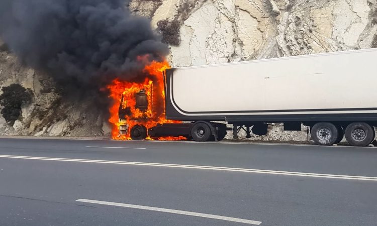 Štajerska avtocesta zaradi gorečega tovornjaka na Trojanah zaprta