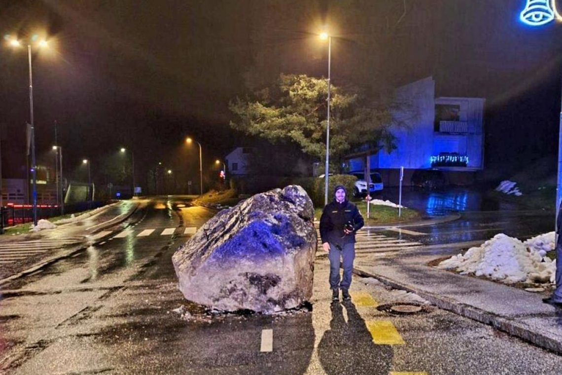 Na cesto v Železnikih padla večja skala
