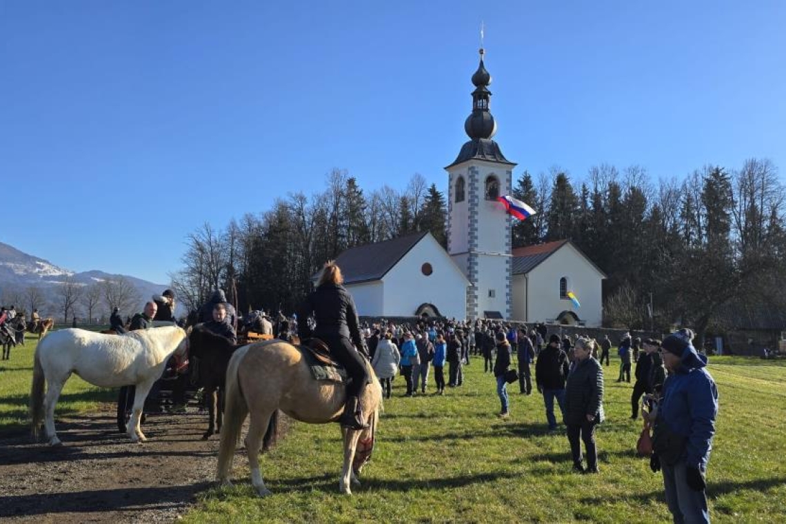 Sončno Štefanovanje v Srednji vasi privabilo več kot 70 konjenikov