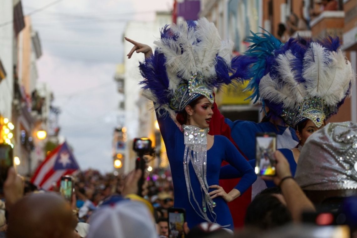 Gledališki festival v Čilu navdušil z velikansko lutkovno predstavo