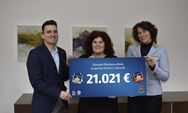 Hofer z Nasmeškotki zbral 21 tisoč evrov za dijake v stiski