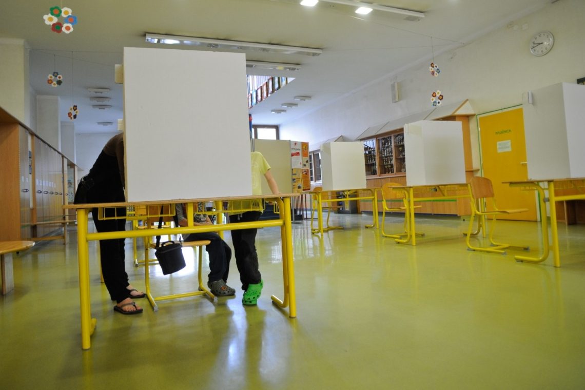 Anketa Utrip družbe: V DZ osem strank, največ sedežev za SDS