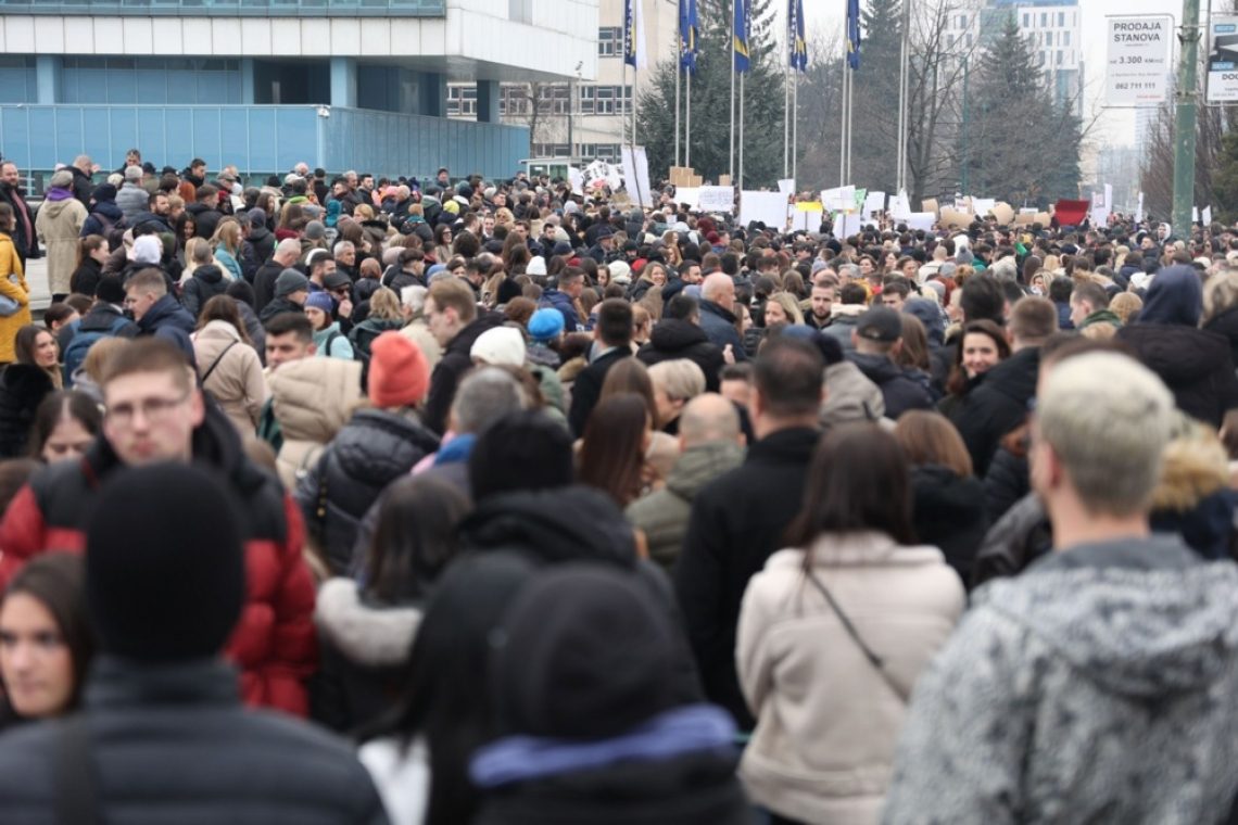 Sarajevčani na protestu zahtevajo odgovornost za žrtve poplav