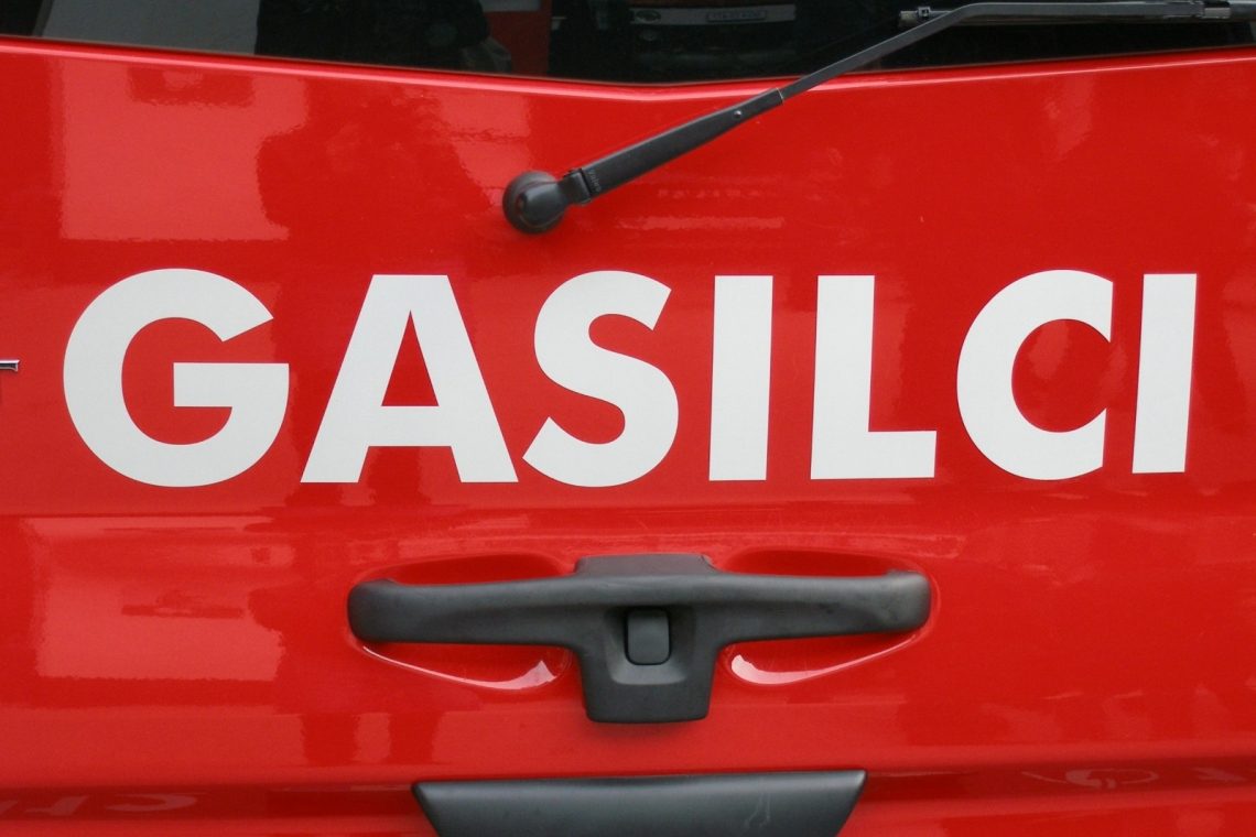 V Postojni ponoči zagorelo v nastanitvenem objektu