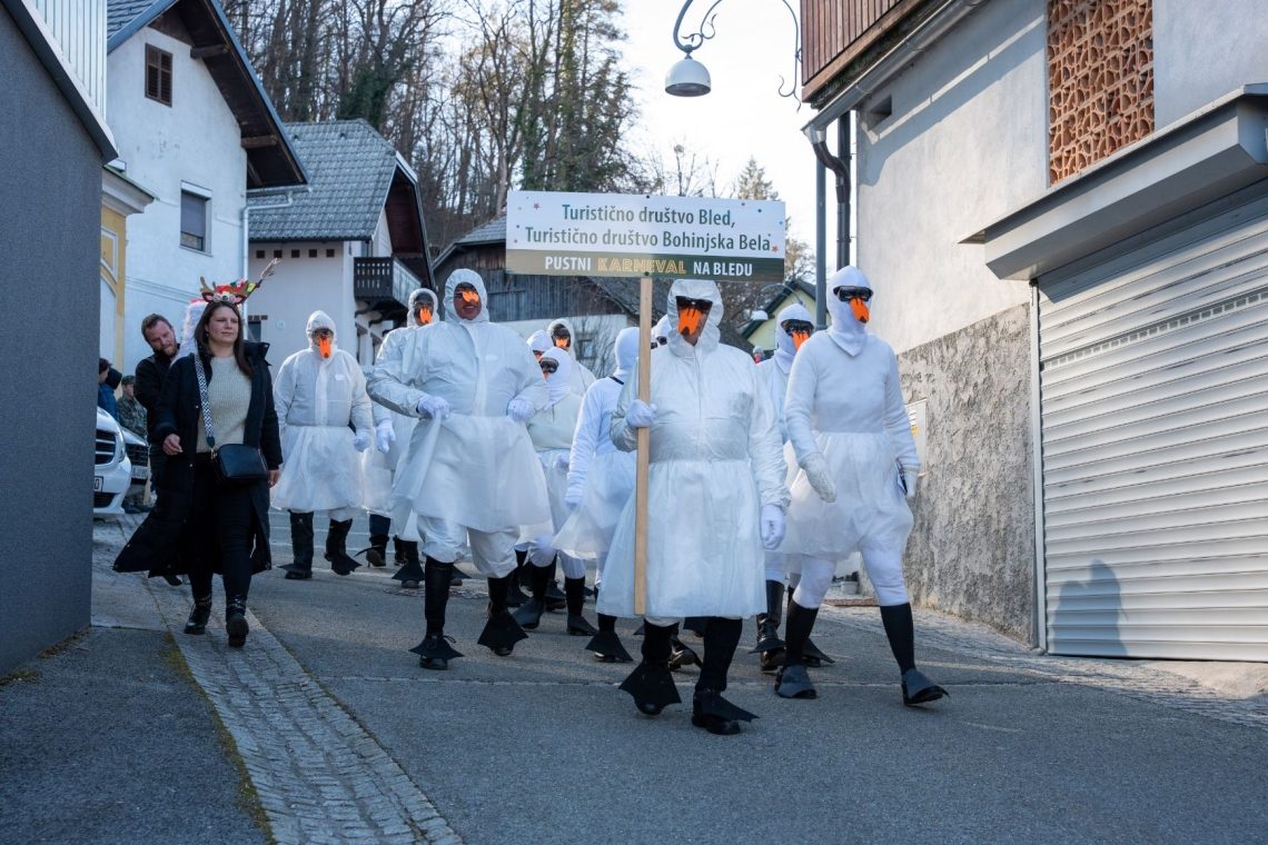 Blejski pustni karneval privabil množico mask in obiskovalcev