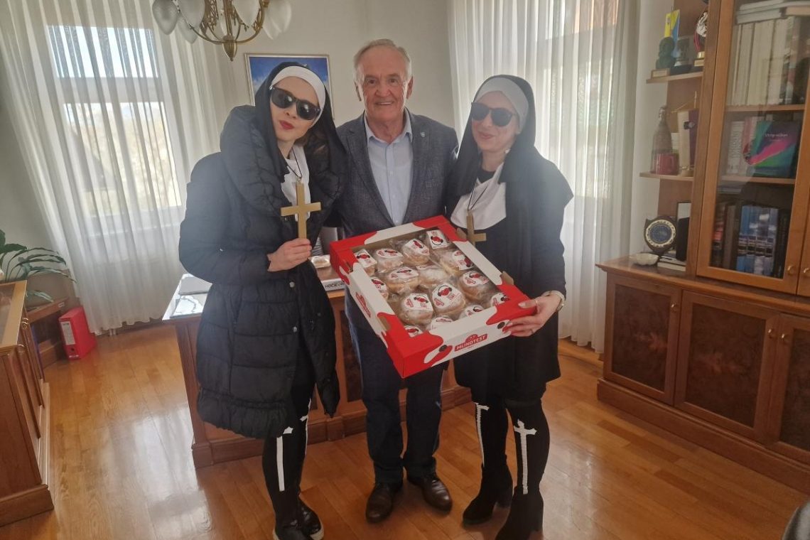 Pustni obisk pri županu prinesel krofe in smeh