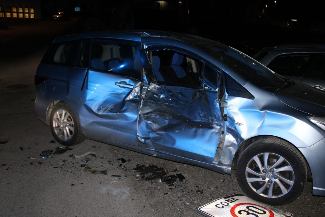 Pod vplivom alkohola in drog pobegnil policistom, nato povzročil nesrečo