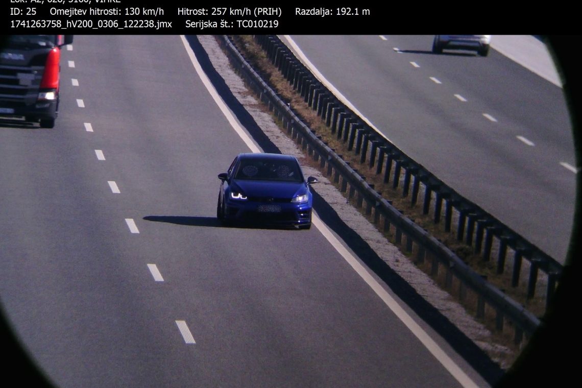 Voznik golfa po avtocesti drvel s 257 km/h
