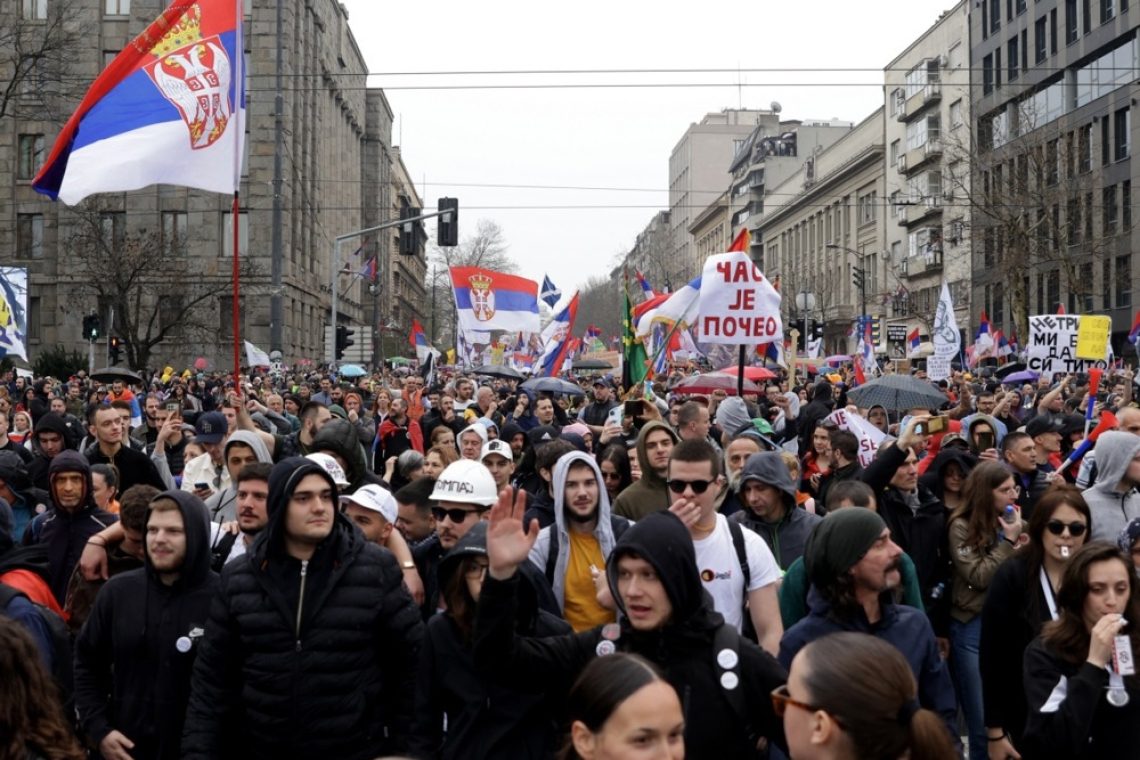 V Beogradu množični protivladni protesti kljub močnim varnostnim ukrepom