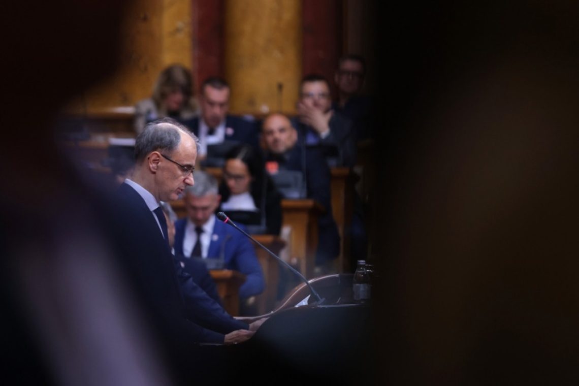 Srbski parlament potrdil novo vlado pod vodstvom Đura Macuta