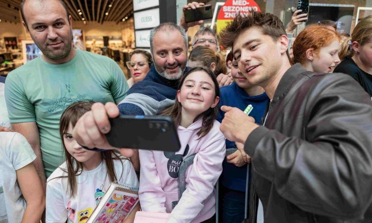 Več kot 2.000 navdušencev na srečanju z igralci serije Skrito v raju