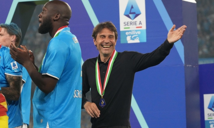 Conte ostaja v Napoliju