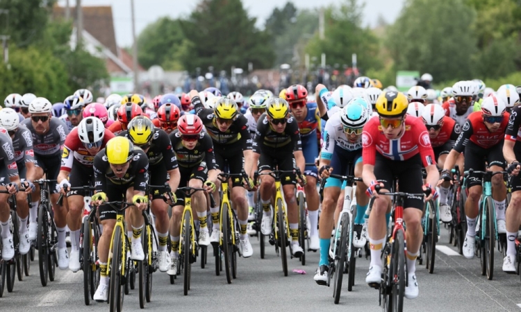 Prvi v rumenem Philipsen, Roglič in Evenepoel izgubila v vetru