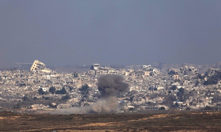 V izraelskih napadih na Gazo znova številne žrtve
