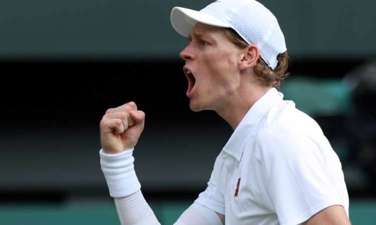 Jannik Sinner po štirih nizih boljši od Carlosa Alcaraza za prvi naslov v Wimbledonu