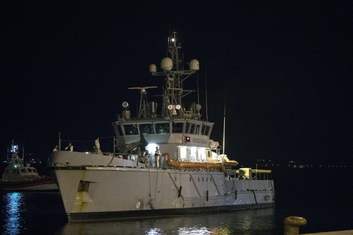 Pri Lezbosu med reševanjem migrantov potonila ladja Frontexa