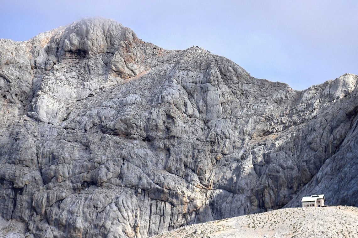 Pogrešanega poljskega planinca pod Triglavom našli mrtvega