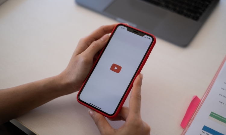 Avstralija prepoveduje dostop do YouTuba otrokom, mlajšim od 16 let