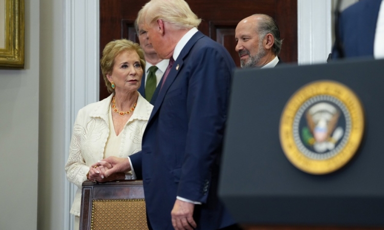 Trump uvedel nove carine za desetine držav in izzval diplomatske napetosti