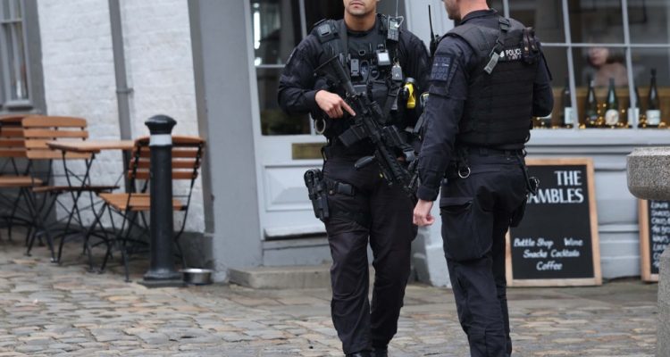 Britanska policija išče po pomoti izpuščena zapornika
