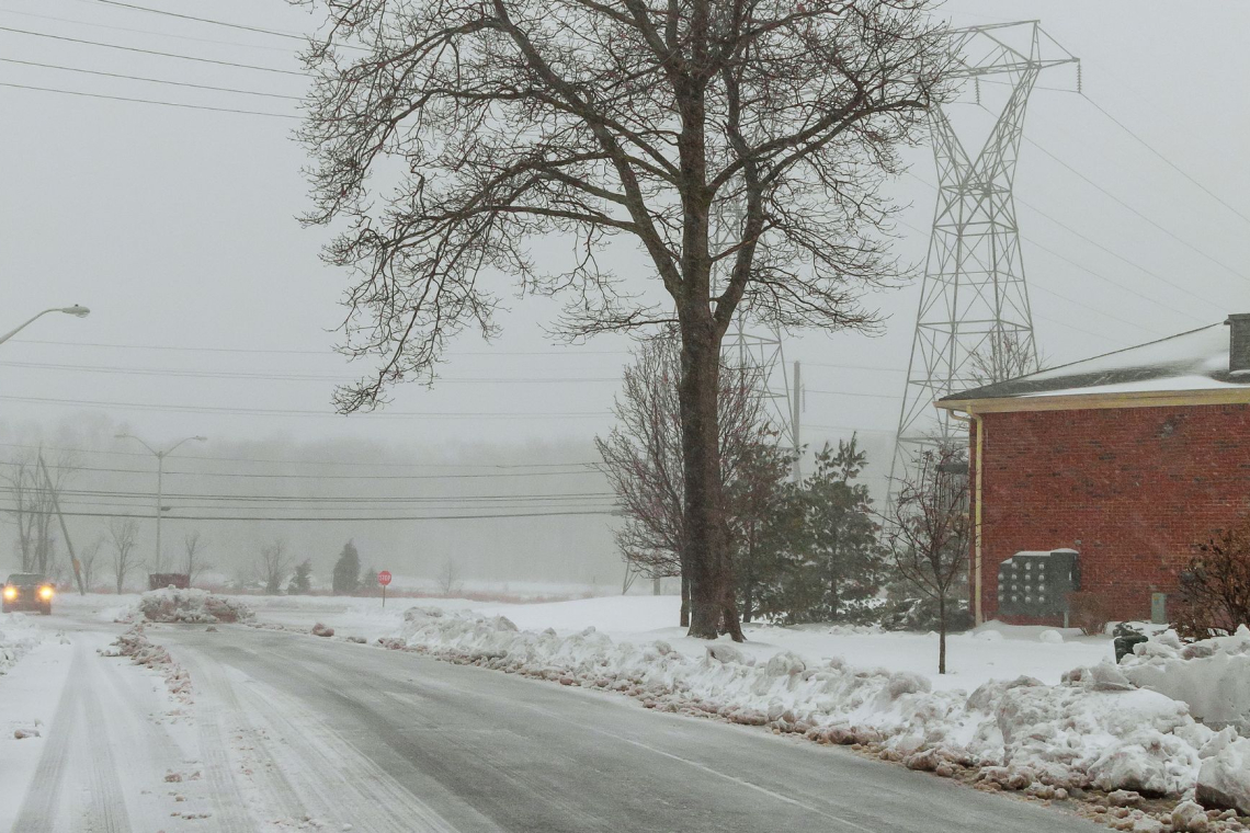 Sneženje na Celjskem in Koroškem povzroča izpade elektrike in zapore cest